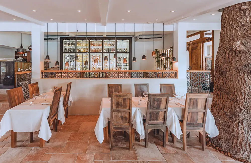 Salle du restaurant d’Esterel Caravaning, mobilier en bois massif et bar sculpté