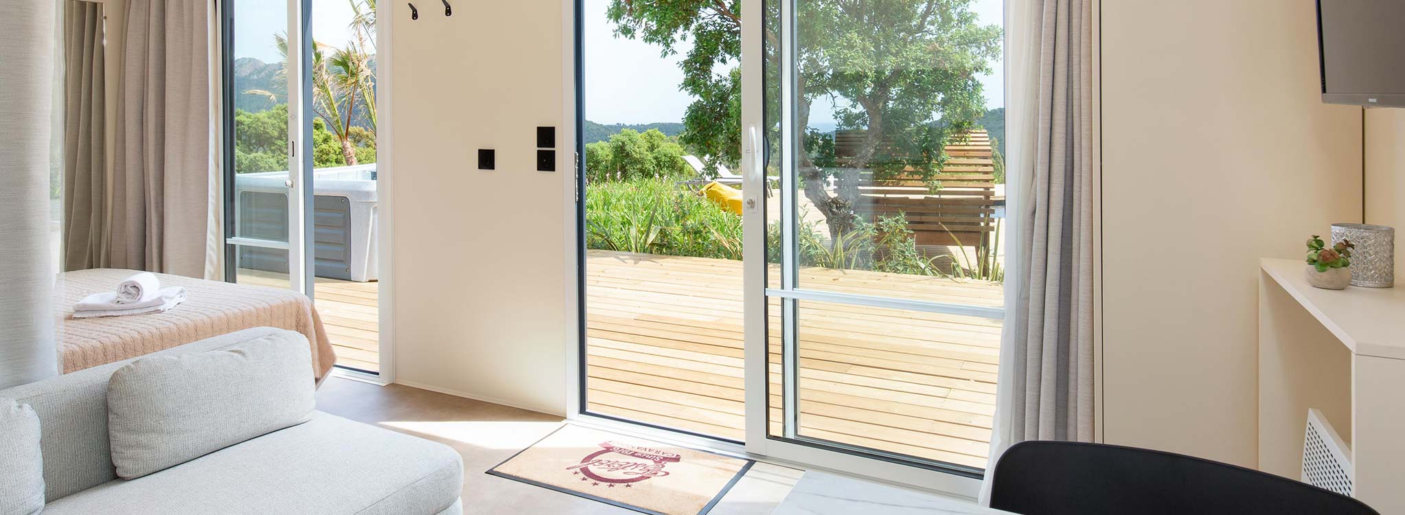 Nouveauté 2026 - Mobil-home VIP DUO – Luxe, intimité et spa de nage privé avec vue sur l’Esterel