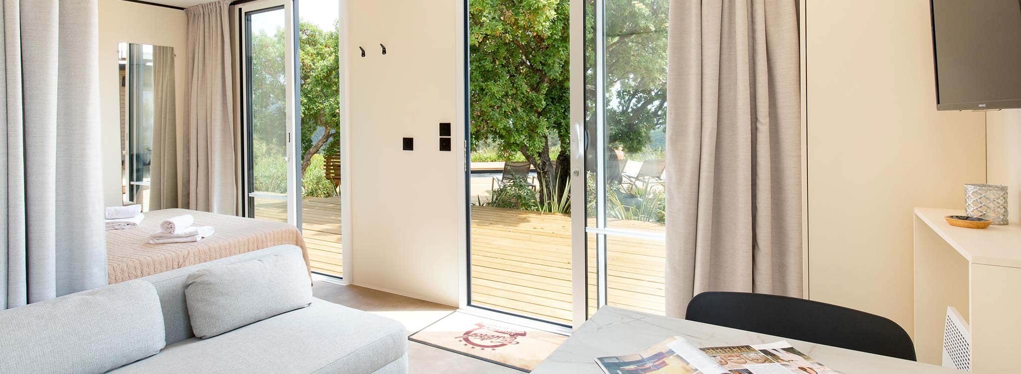 Nouveauté 2026 - Mobil-home VIP DUO – Luxe, intimité et spa de nage privé avec vue sur l’Esterel