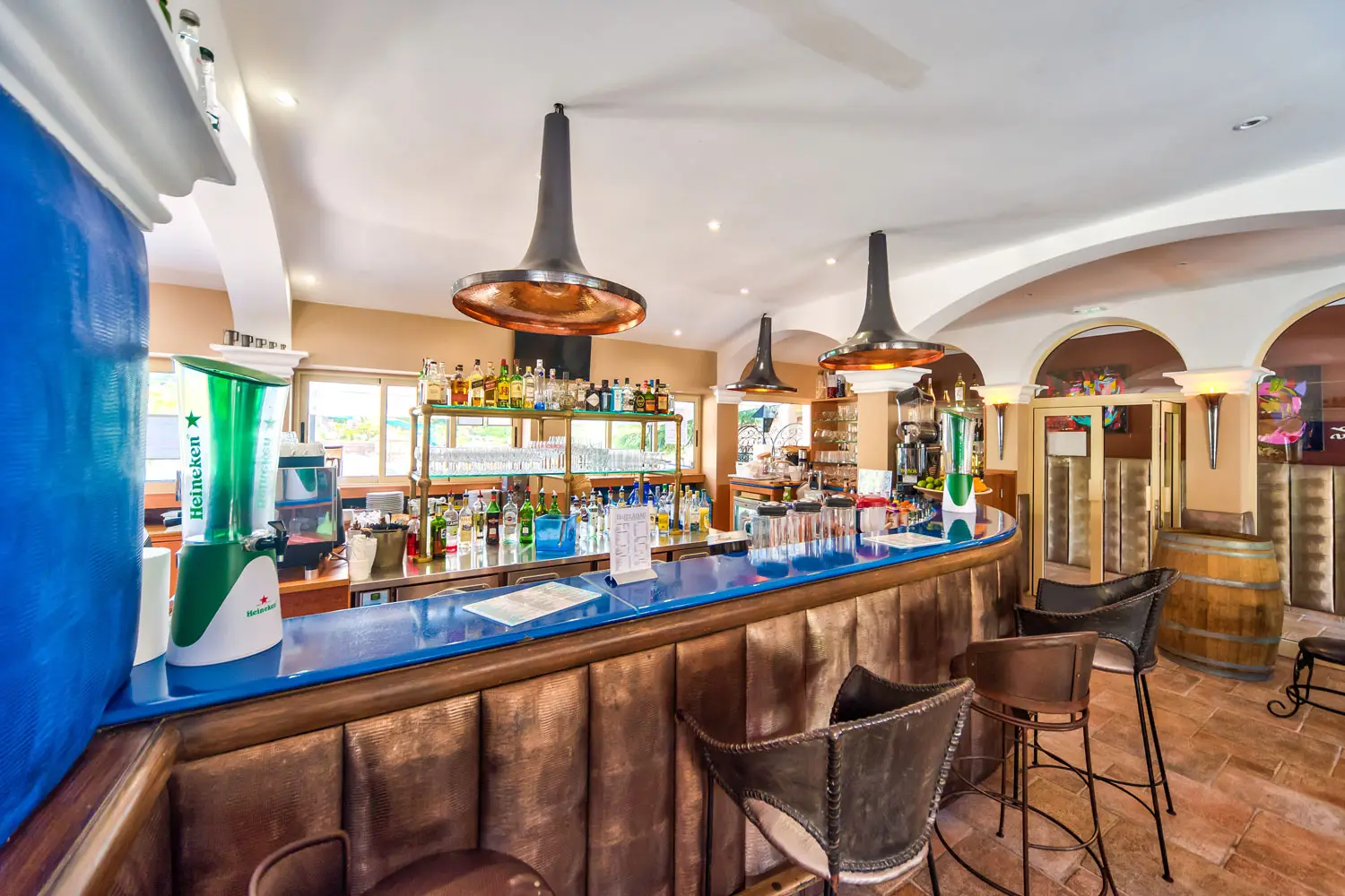 Bar Les Suds – comptoir en pierre de lave bleue