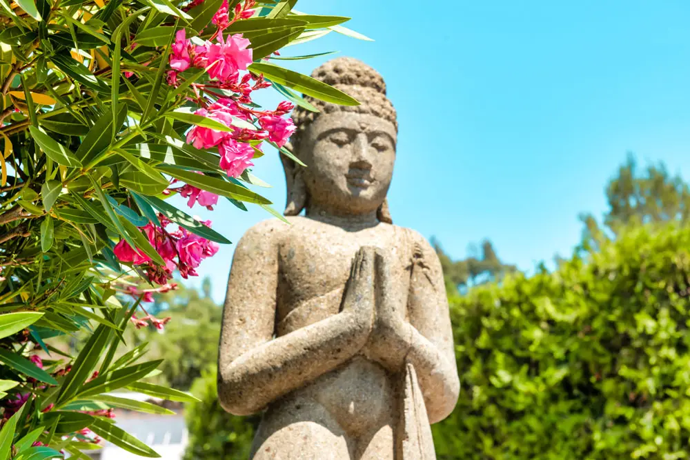 Bouddha balinais et lauriers roses – Esterel Caravaning