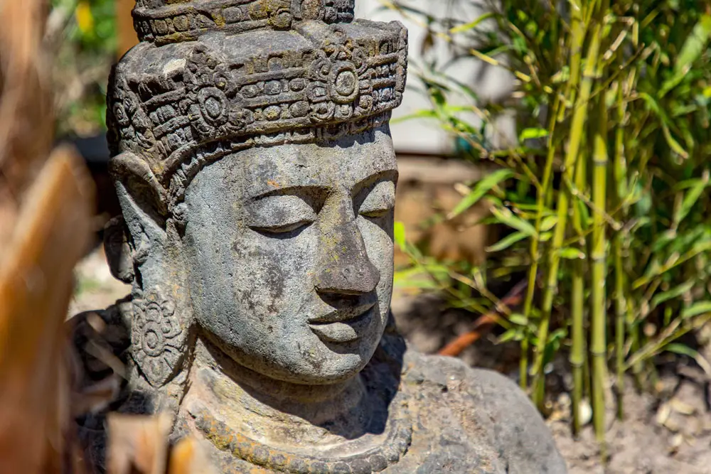 Tête de Bouddha sculptée – Esterel Caravaning
