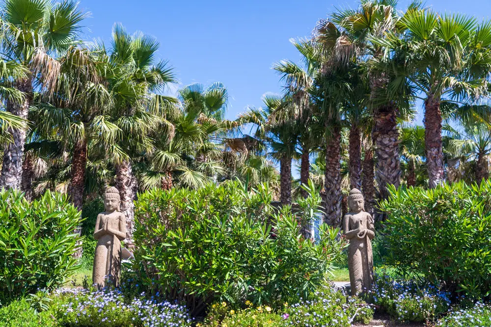 Statues de Bouddha et palmiers – Esterel Caravaning