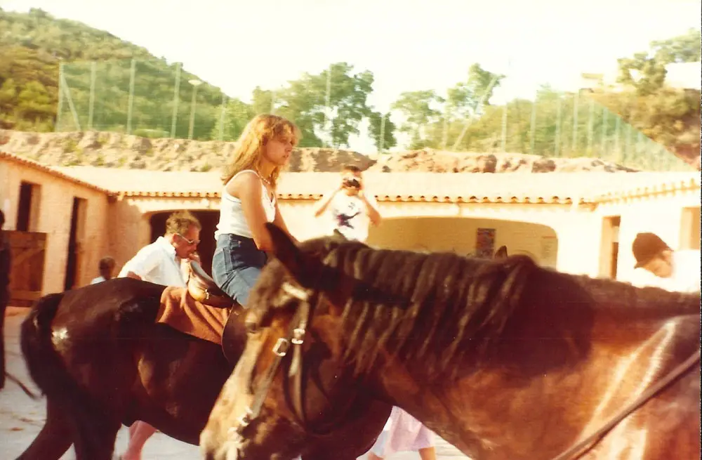 Jeune cavalière à cheval au ranch d'Esterel Caravaning dans les années 80