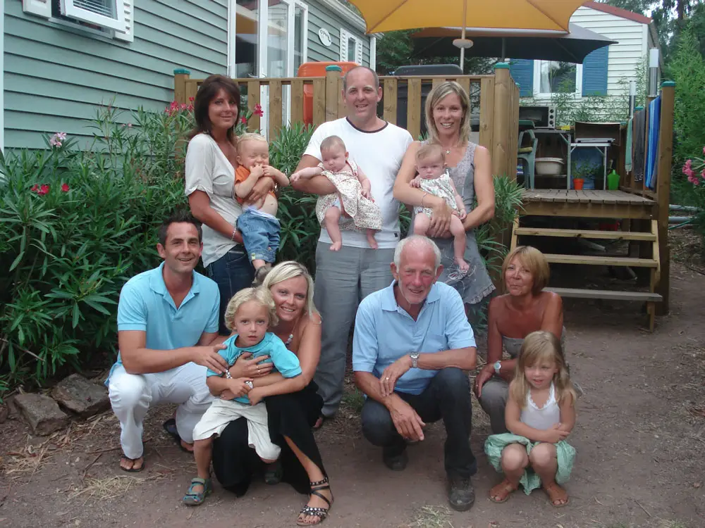 Trois générations de la famille Delmer en vacances à Esterel Caravaning, fidèles depuis 1978