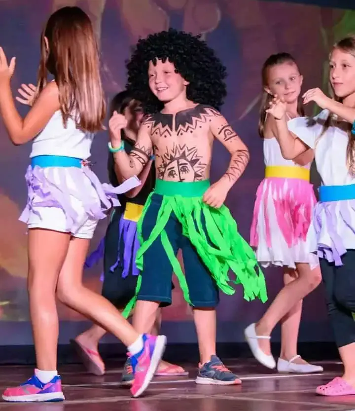 Spectacle du mini-club au camping Esterel Caravaning, enfants en représentation