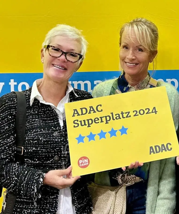 Aurore et Sabine d'Esterel Caravaning, lauréates du label ADAC Superplatz 2024 cinq étoiles