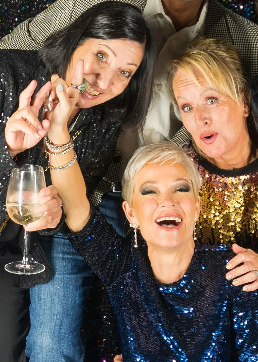 Véro, Sabine et Aurore, le trio d'Esterel Caravaning lors d'une soirée festive du 50e anniversaire