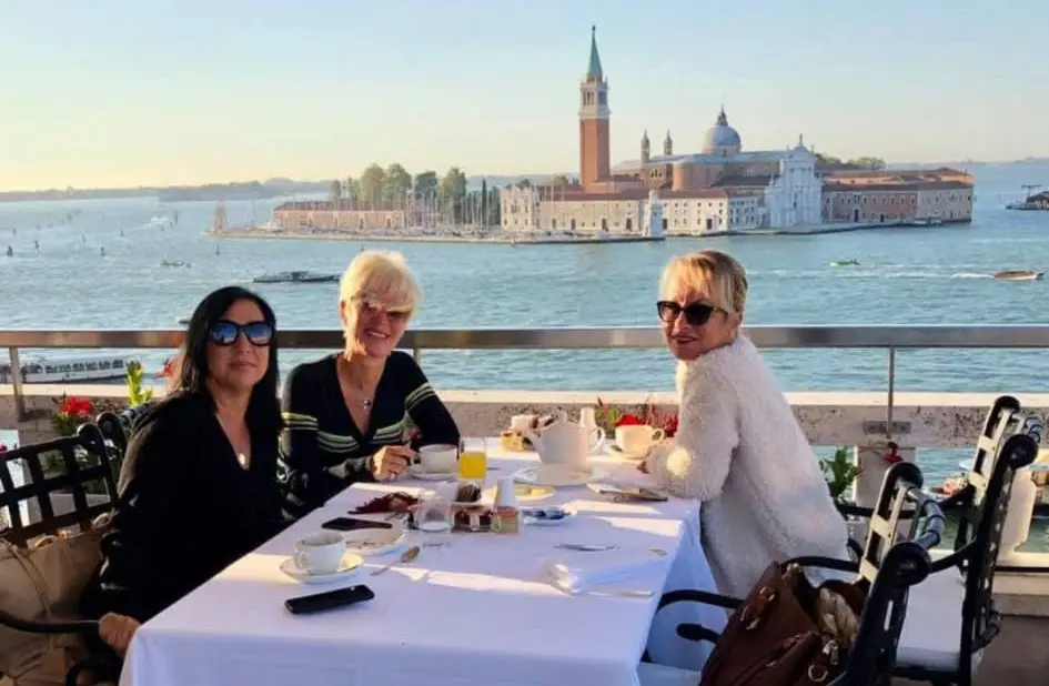 Aurore, Véro et une amie en voyage à Venise, complicité au-delà du travail