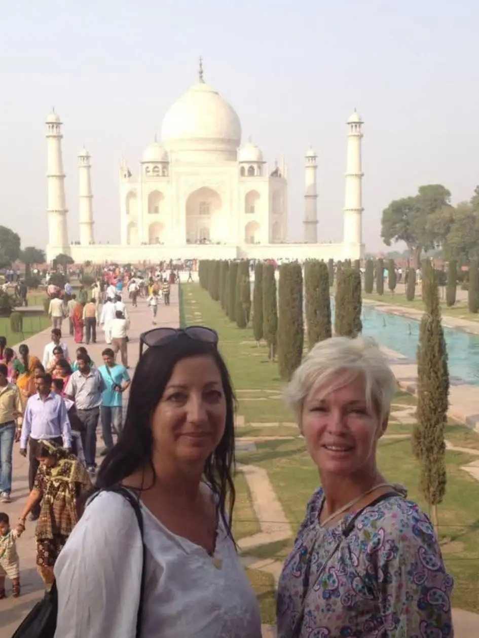 Véro et Aurore d'Esterel Caravaning en voyage devant le Taj Mahal en Inde