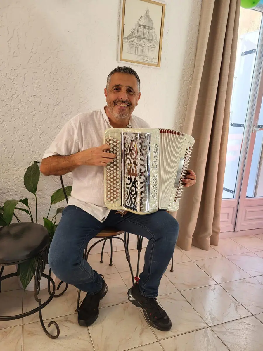Jean-François, responsable de l'animation d'Esterel Caravaning, à l'accordéon
