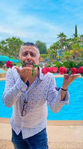 Jean-François d'Esterel Caravaning, sourire et roses au bord de la piscine