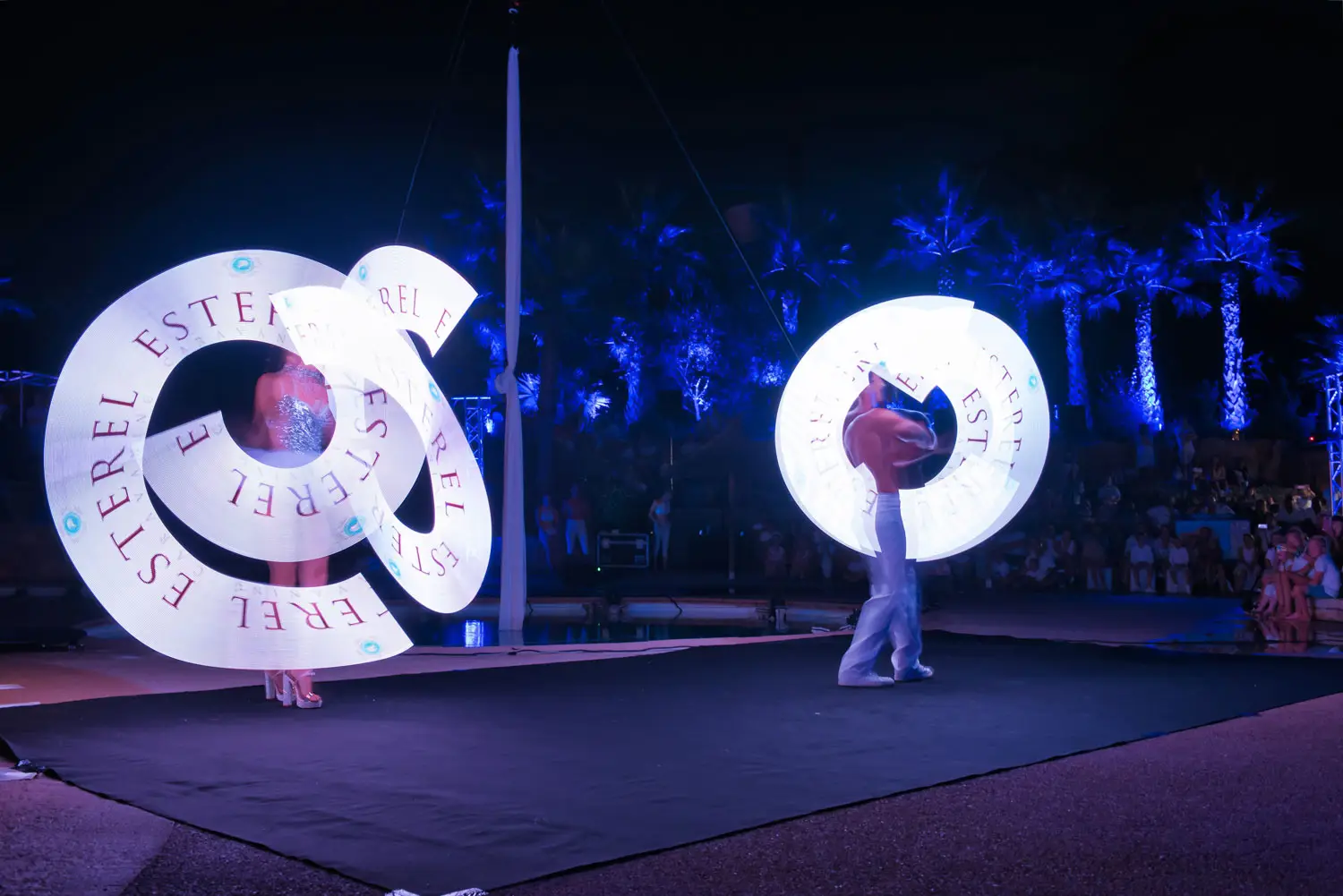 Spectacle lumineux aux couleurs d'Esterel Caravaning lors de la soirée blanche