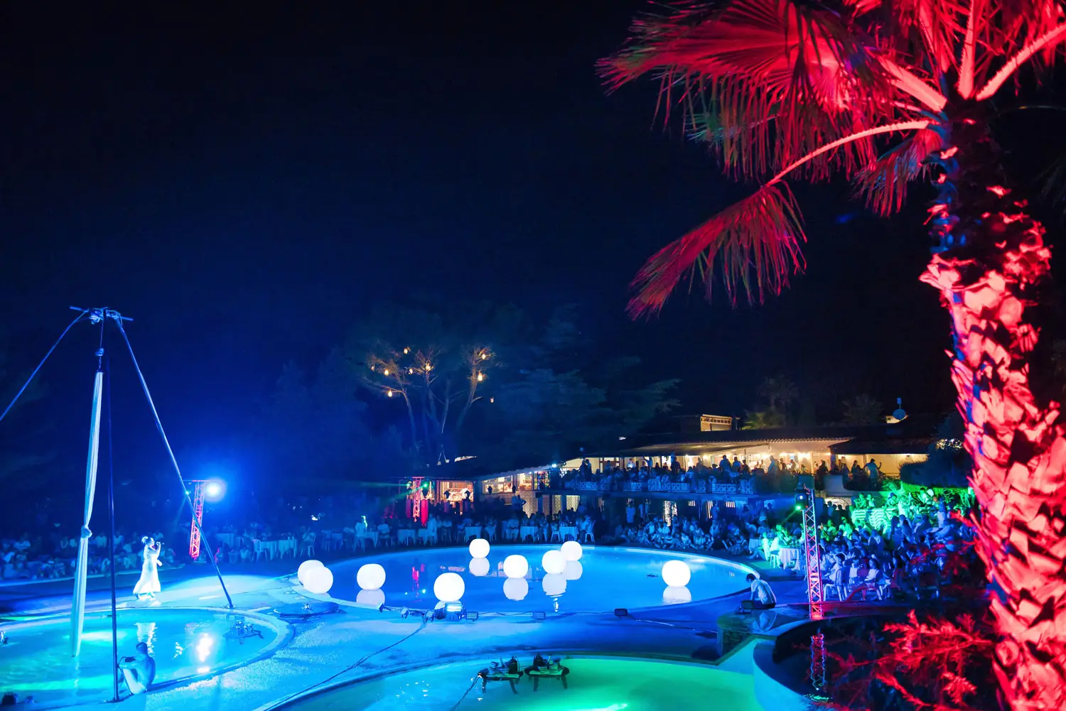 Soirée blanche au bord de la piscine d'Esterel Caravaning, spectacle nocturne devant le public