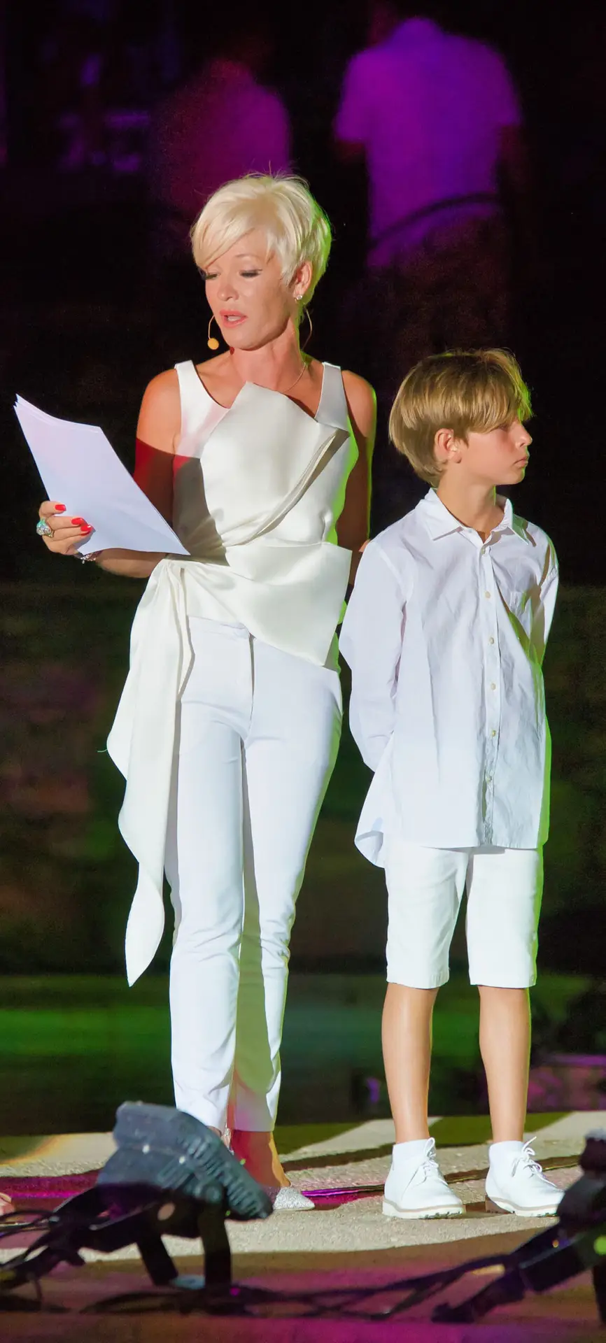 Aurore et son fils Matisse sur scène lors d'une soirée blanche à Esterel Caravaning