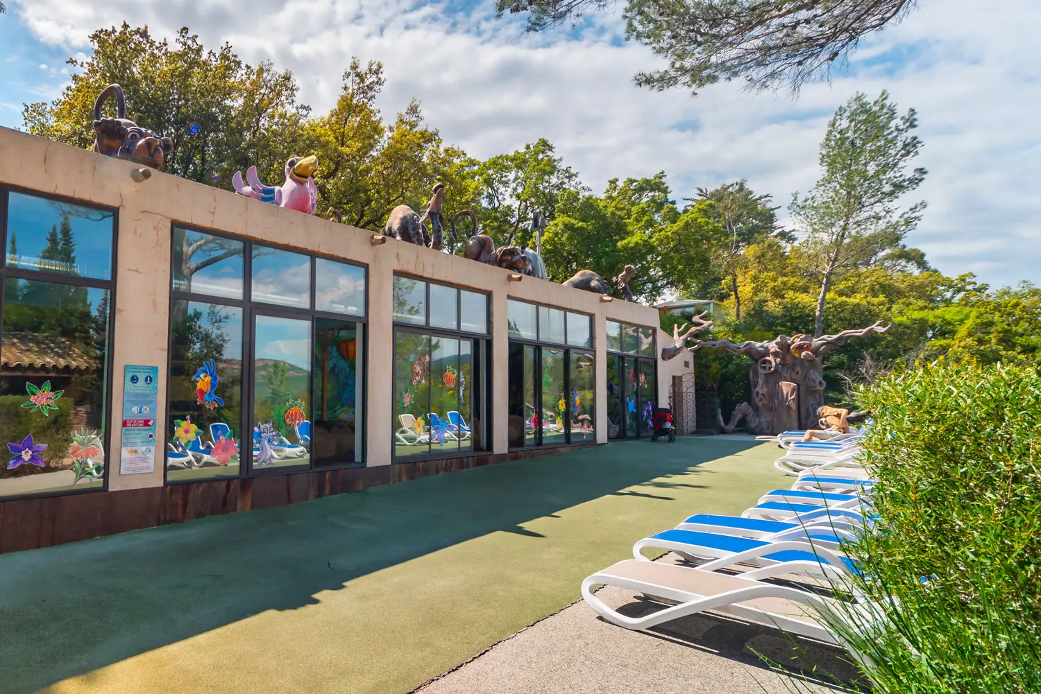 Le bâtiment du Baby Club et de la Jungle Pool d'Esterel Caravaning, décoré d'animaux