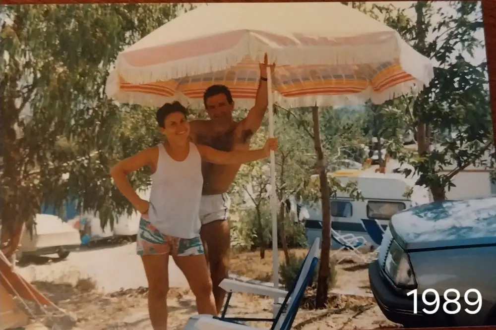 Corinne et René Bertrand sur leur emplacement en 1989 – Esterel Caravaning