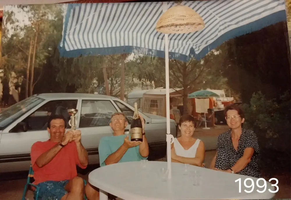 Corinne et René Bertrand avec des amis du camping en 1993 – Esterel Caravaning