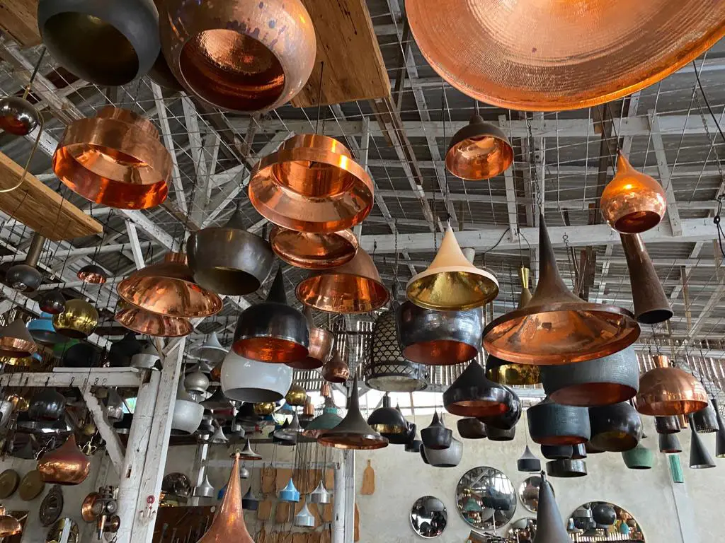 Luminaires en cuivre chez un artisan, sourcing déco pour Esterel Caravaning
