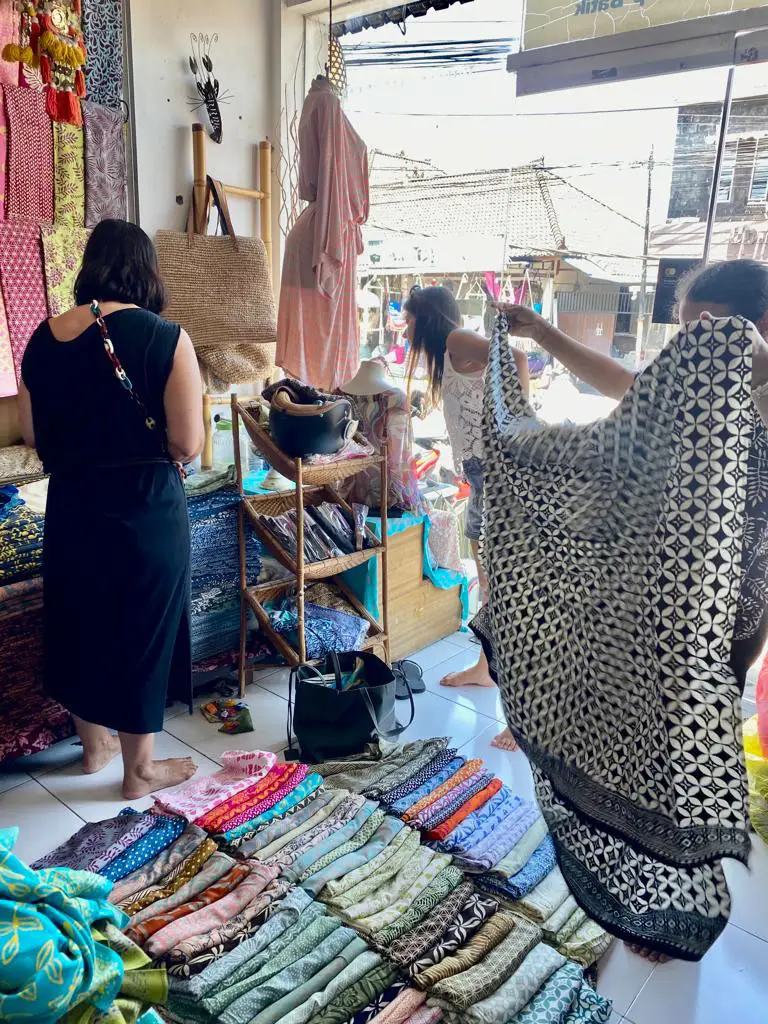 Sélection de tissus et de batiks à Bali pour la boutique d'Esterel Caravaning
