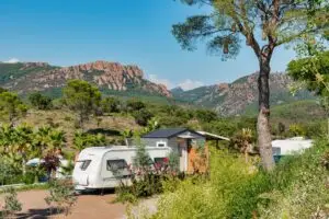 Emplacement avec sanitaires privatifs à Esterel Caravaning, camping 5 étoiles à Agay – Saint-Raphaël