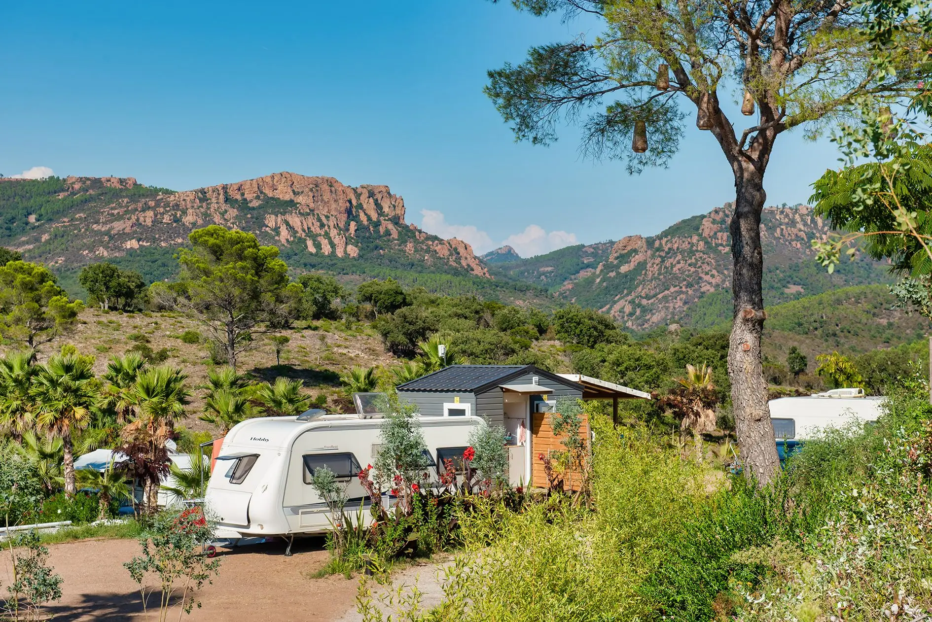 Emplacement avec sanitaires privatifs à Esterel Caravaning, camping 5 étoiles à Agay – Saint-Raphaël