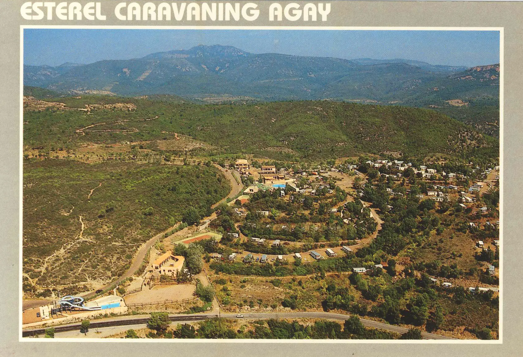 Carte postale ancienne d’Esterel Caravaning à Agay, vue aérienne du camping dans les collines
