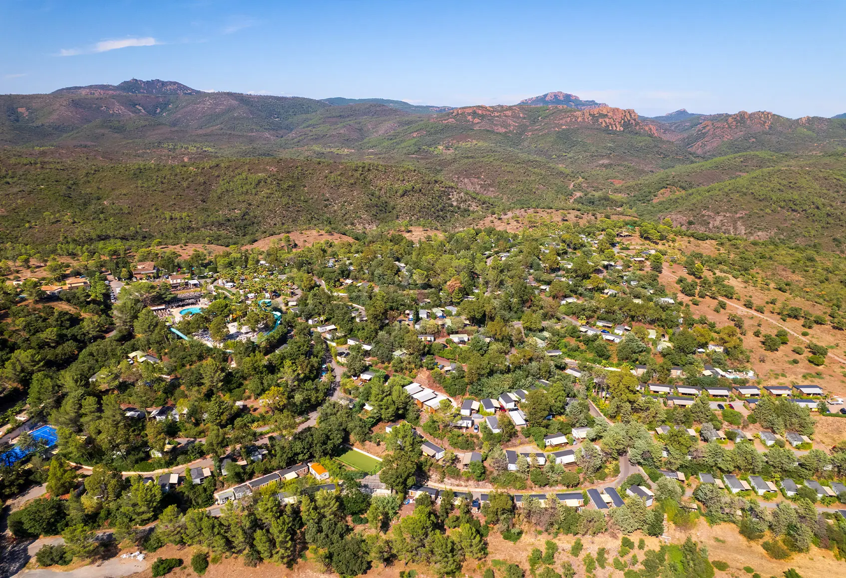 Vue aérienne d’Esterel Caravaning aujourd’hui, au cœur du massif de l’Estérel