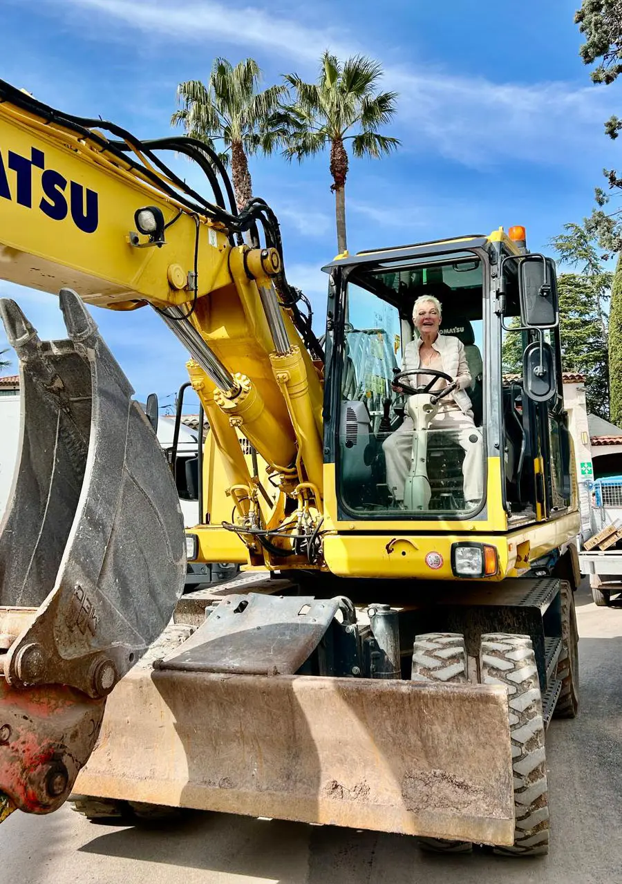 Aurore Laroche aux commandes d’une pelleteuse dans les allées d’Esterel Caravaning