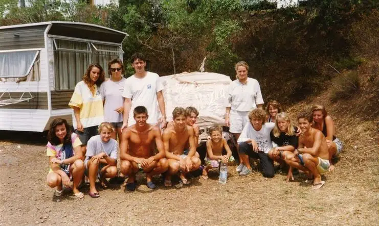 Équipe d'animation d'Esterel Caravaning devant une voiture décorée de papier toilette en 1989