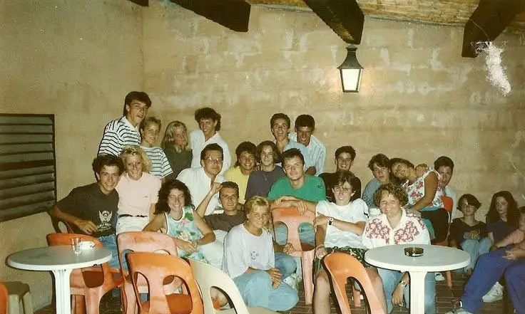 Bande de vacanciers et d'animateurs réunis au clubhouse d'Esterel Caravaning au début des années 90