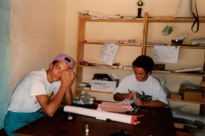Deux animateurs d'Esterel Caravaning préparant les animations dans le bureau en 1993