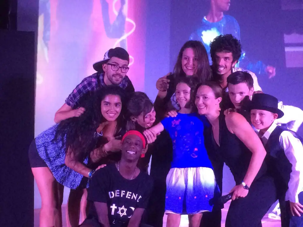 L'équipe d'animation d'Esterel Caravaning sur scène avec les enfants du camping