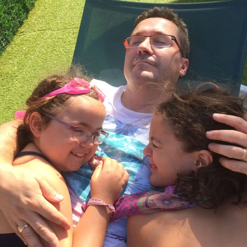 Moment de détente en famille au bord de la piscine d'Esterel Caravaning en 2016