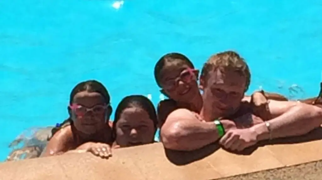 Enfants au bord de la piscine d'Esterel Caravaning en 2016