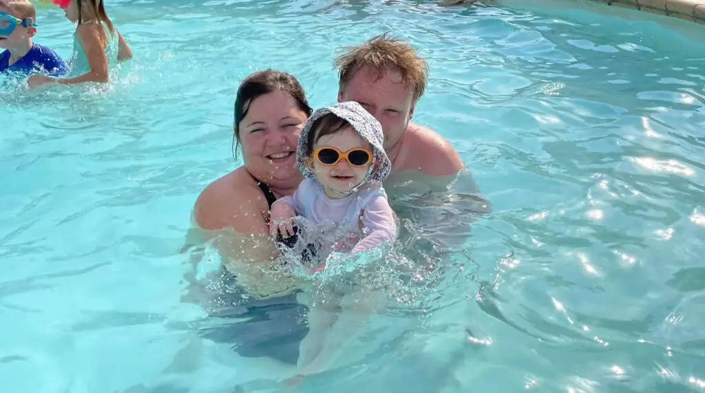 Quatrième génération de la famille Eraclas dans la piscine d'Esterel Caravaning en 2022