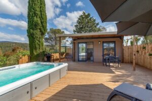Terrasse du VIP Duo d'Esterel Caravaning avec son spa de nage privé, sa pergola et la vue sur le massif de l'Estérel