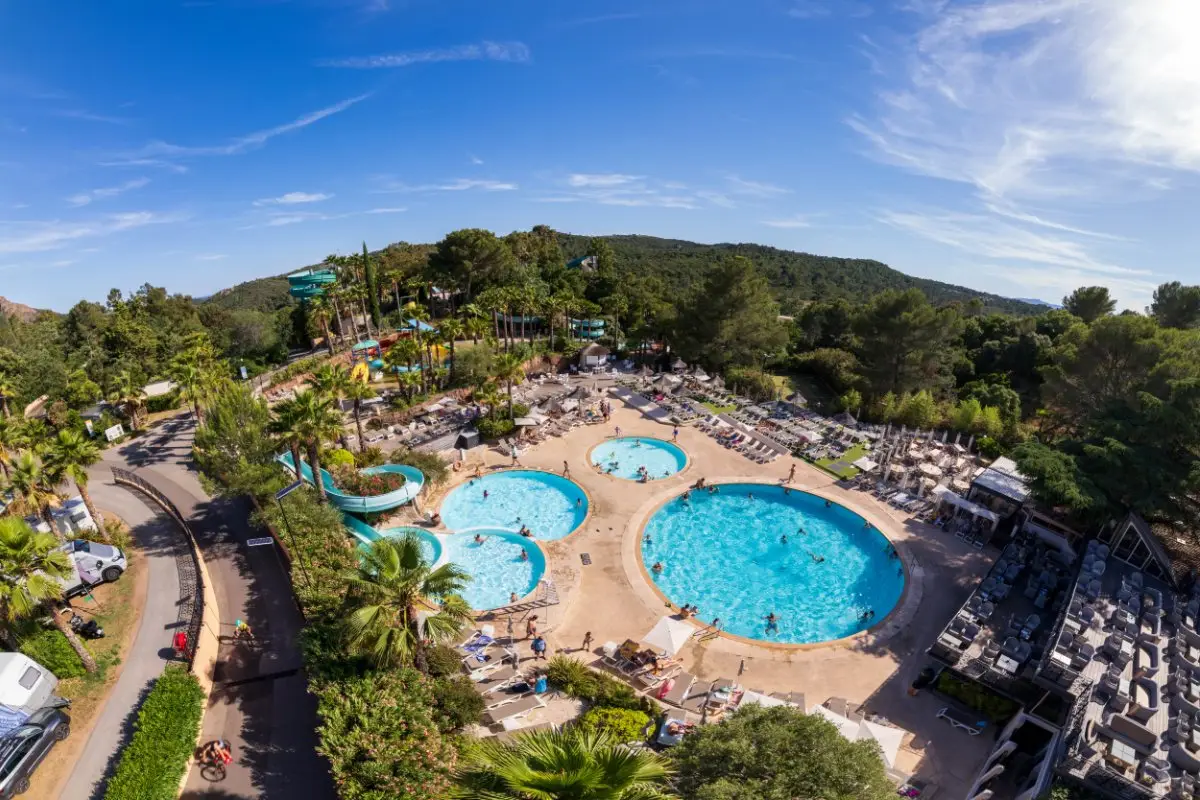 Vue aérienne de l'espace aquatique d'Esterel Caravaning, ses bassins, ses toboggans et ses palmiers