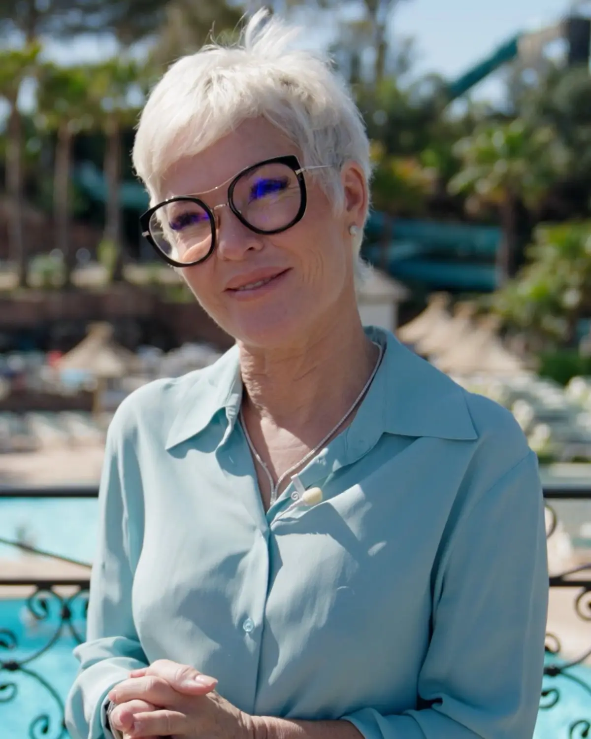 Portrait d'Aurore Laroche, directrice d'Esterel Caravaning, devant l'espace aquatique