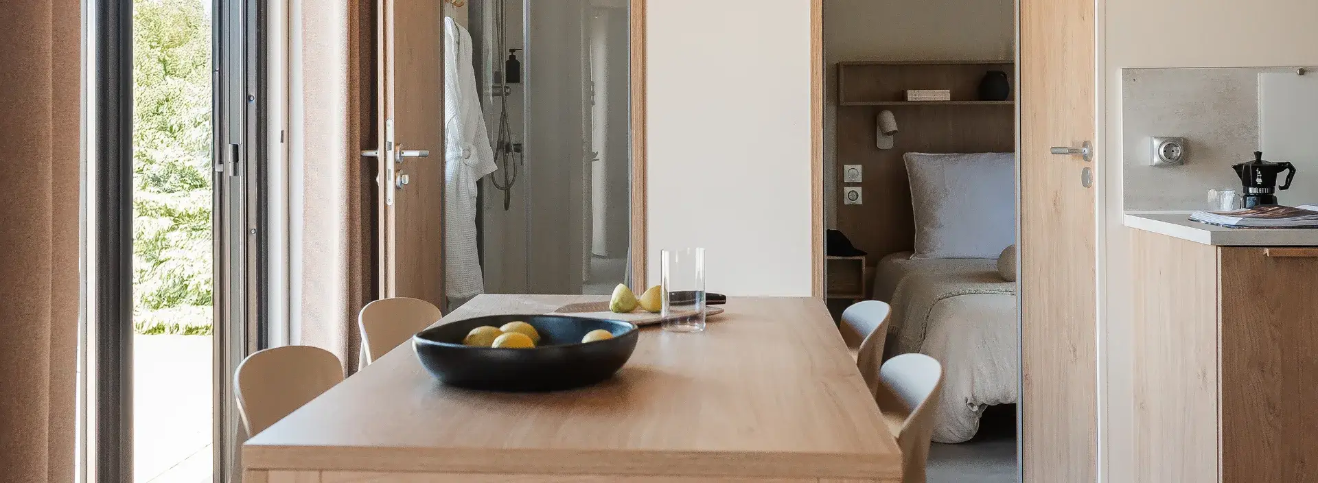 Table à manger du mobil-home Suite près de la porte-fenêtre